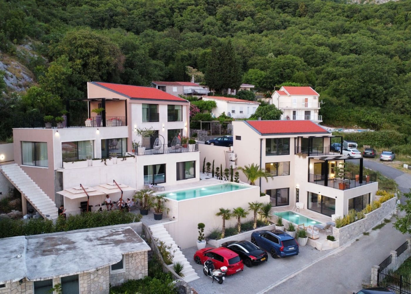 Dvije vile u Budvi sa bazenima okružene prirodom