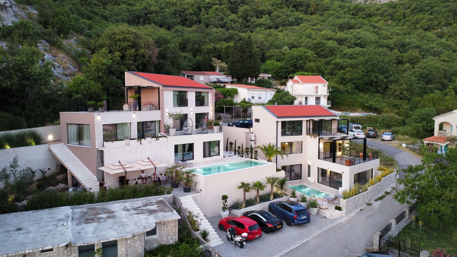 Dvije vile u Budvi sa bazenima okružene prirodom